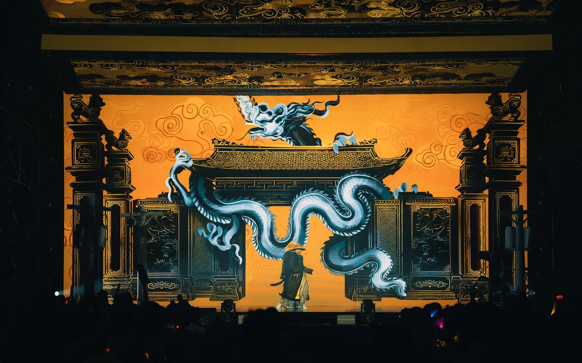 Nón lá, áo dài và hình ảnh rồng thời Lý trên sân khấu giao lưu quốc tế