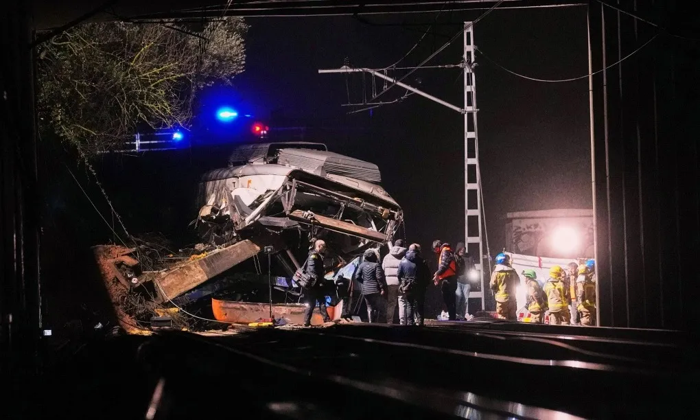 Tây Ban Nha: Tàu hỏa trật bánh, nhiều người thương vong