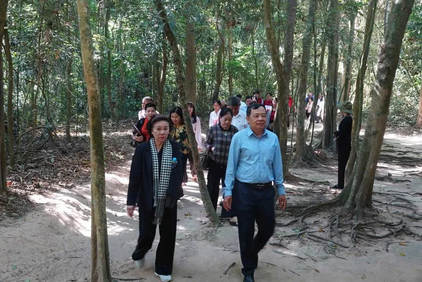 cac-dai-bieu-tham-quan-dia-dao-cu-chi_20260122080958