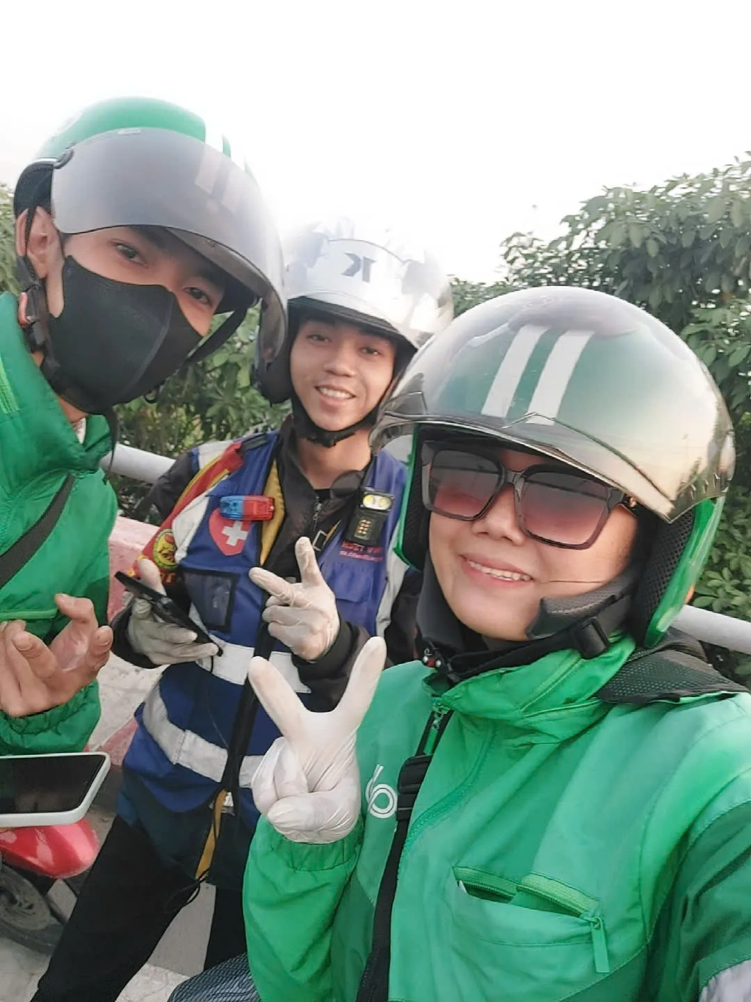 Ban Le Thi Tuyet Hoa cung thanh vien doi cuu ho