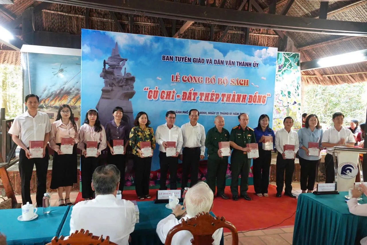 Tặng bộ sách Củ Chi đất thép thành đồng