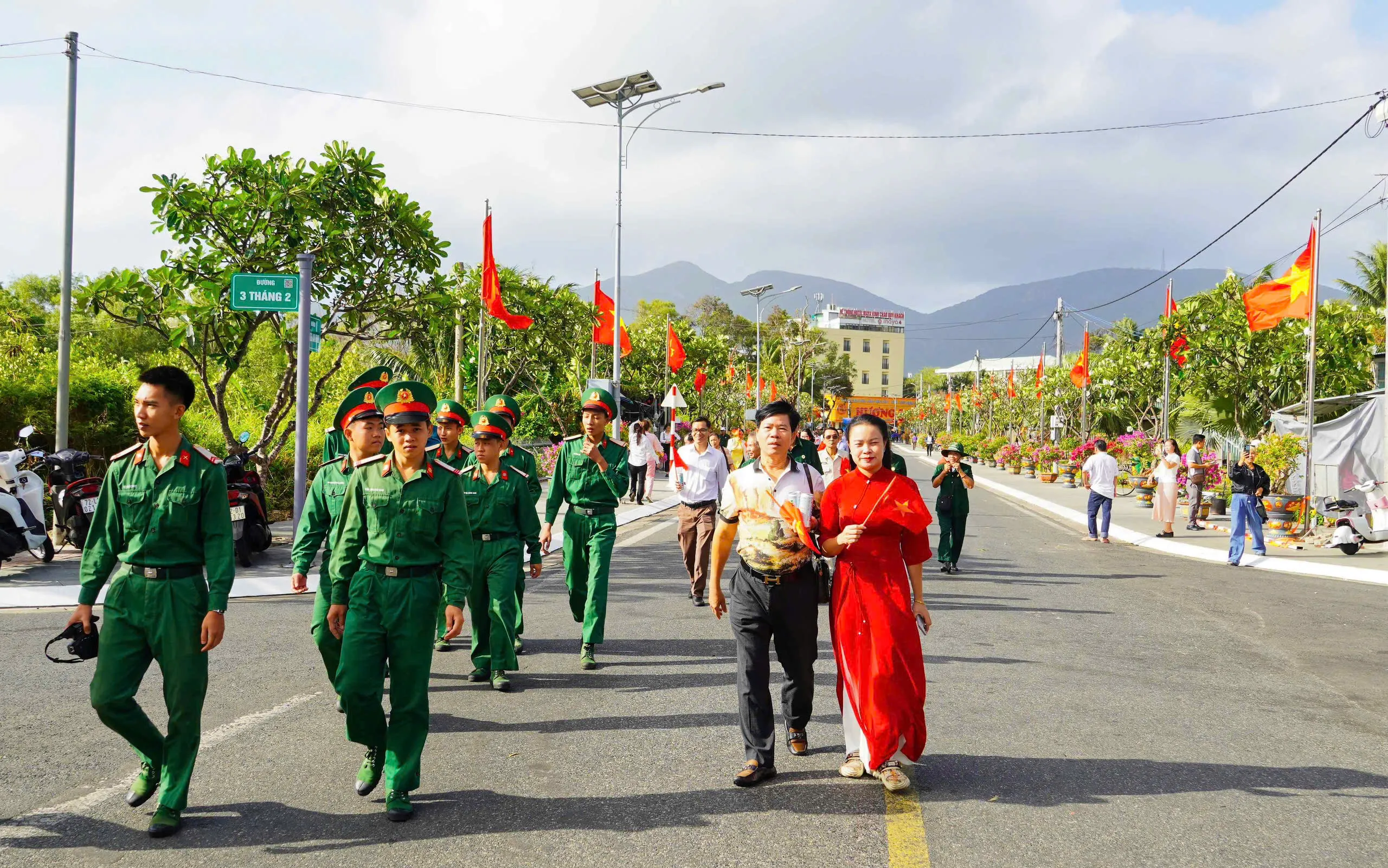 Các đại biểu, khách mời tham quan Công trình. Ảnh BTC