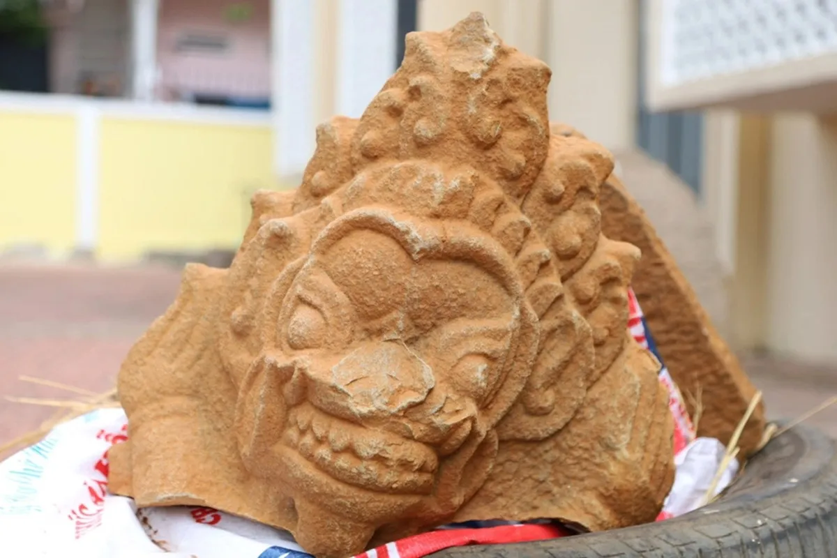 Phù điêu sư tử tạc bằng sa thạch.