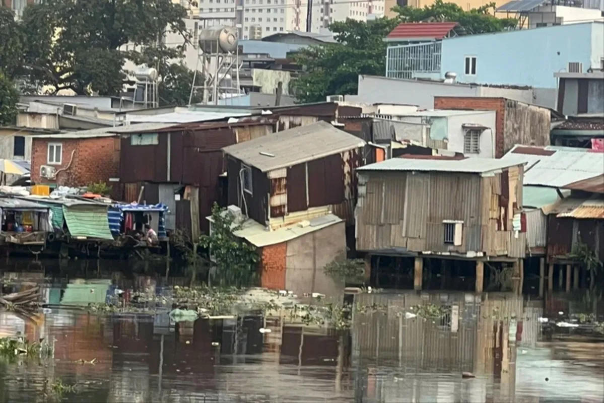Sạt lở ven kênh Đôi, phường Chánh Hưng khẩn trương khắc phục