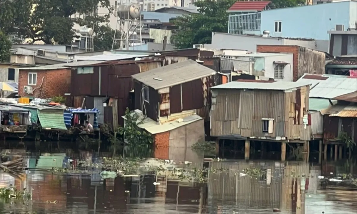 Sạt lở, một nhà dân ven kênh Đôi ở TPHCM rơi xuống kênh