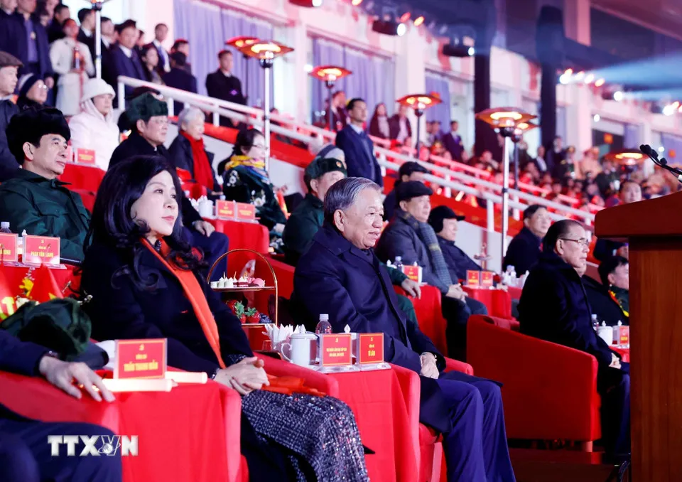 tong-bi-thu-to-lam-du-chuong-trinh-nghe-thuat-dac-biet-duoi-la-co-ve-vang-cua-dang-1