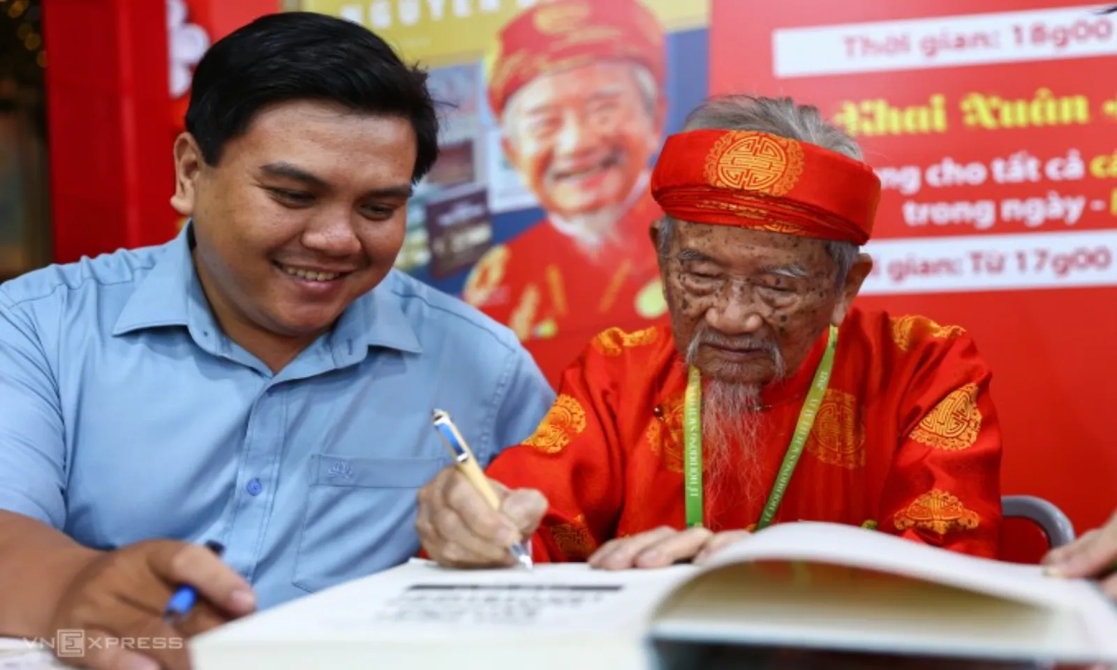 TPHCM chúc thọ, tặng khánh vàng người cao tuổi dịp Tết 2026