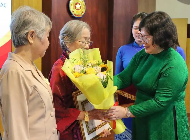pho-bi-thu-thanh-uy-tphcm-van-thi-bach-tuyet-trao-huy-hieu-dang-cho-dang-vien-phuong_20260126115809