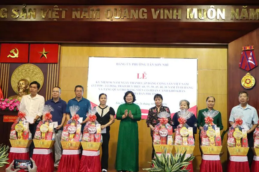 pho-bi-thu-thanh-uy-tphcm-van-thi-bach-tuyet-trao-qua-cho-dang-vien-kho-khan-anh-n-b_20260126115815
