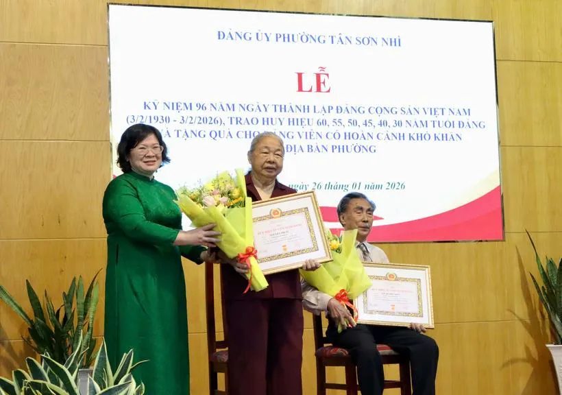 ba-van-thi-bach-tuyet-trao-huy-hieu-dang_20260126115745