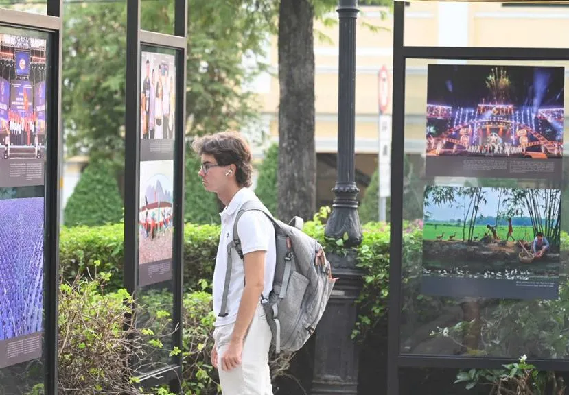 du-khach-nuoc-ngoai-xem-trien-lam-tai-con-duong-nhiep-anh_20260126082627