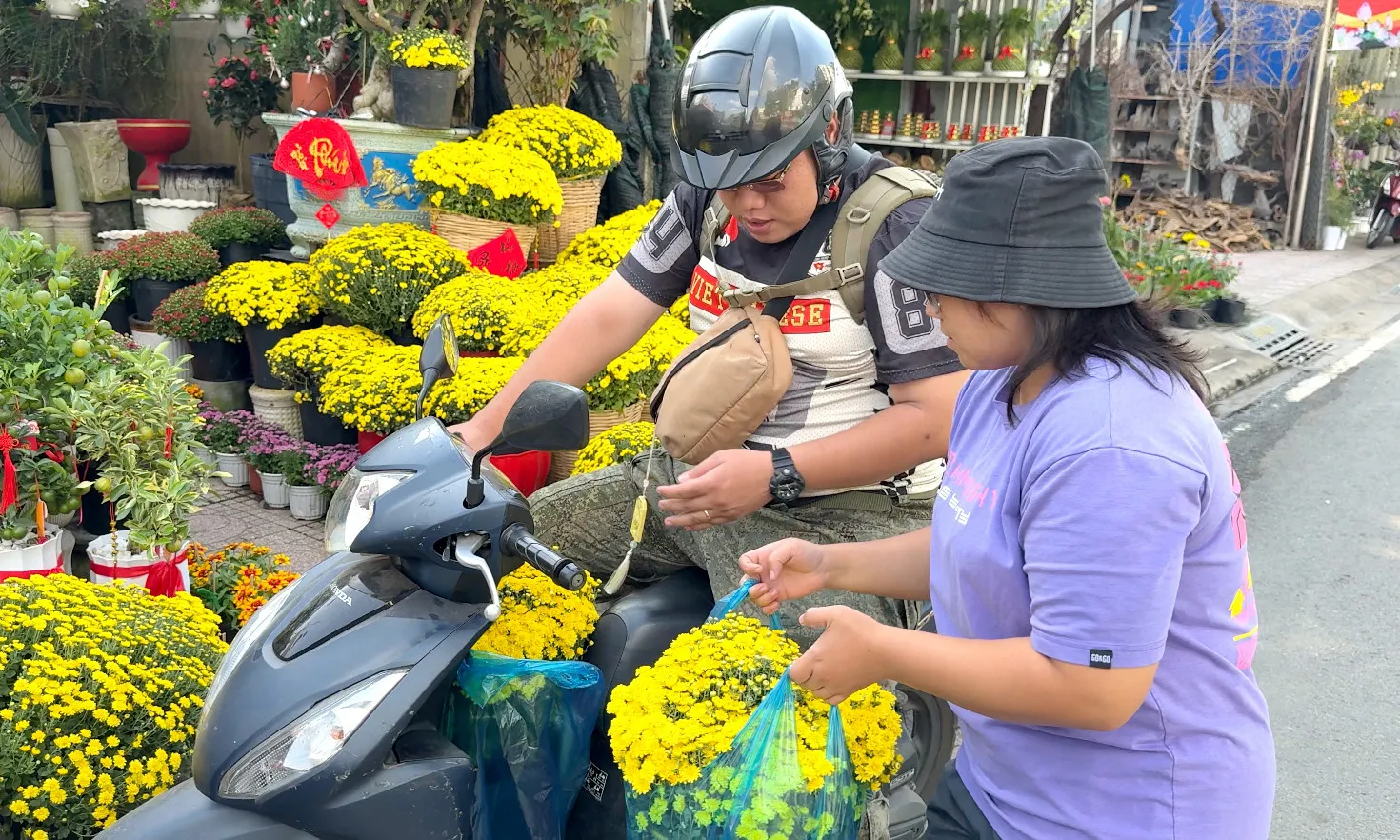 Người dân TPHCM “giải cứu” cúc mâm xôi, hỗ trợ nhà vườn miền Tây