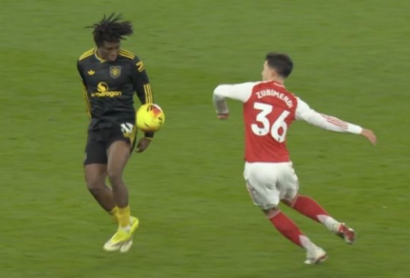 2 quyết định trọng tài tranh cãi khiến Arsenal thua MU