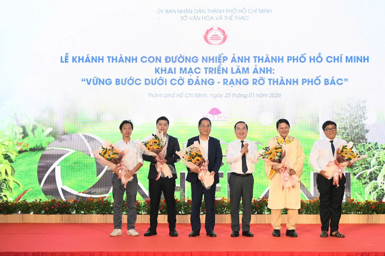 Khai mạc triển lãm ảnh “Vững bước dưới cờ Đảng - Rạng rỡ Thành phố Bác”