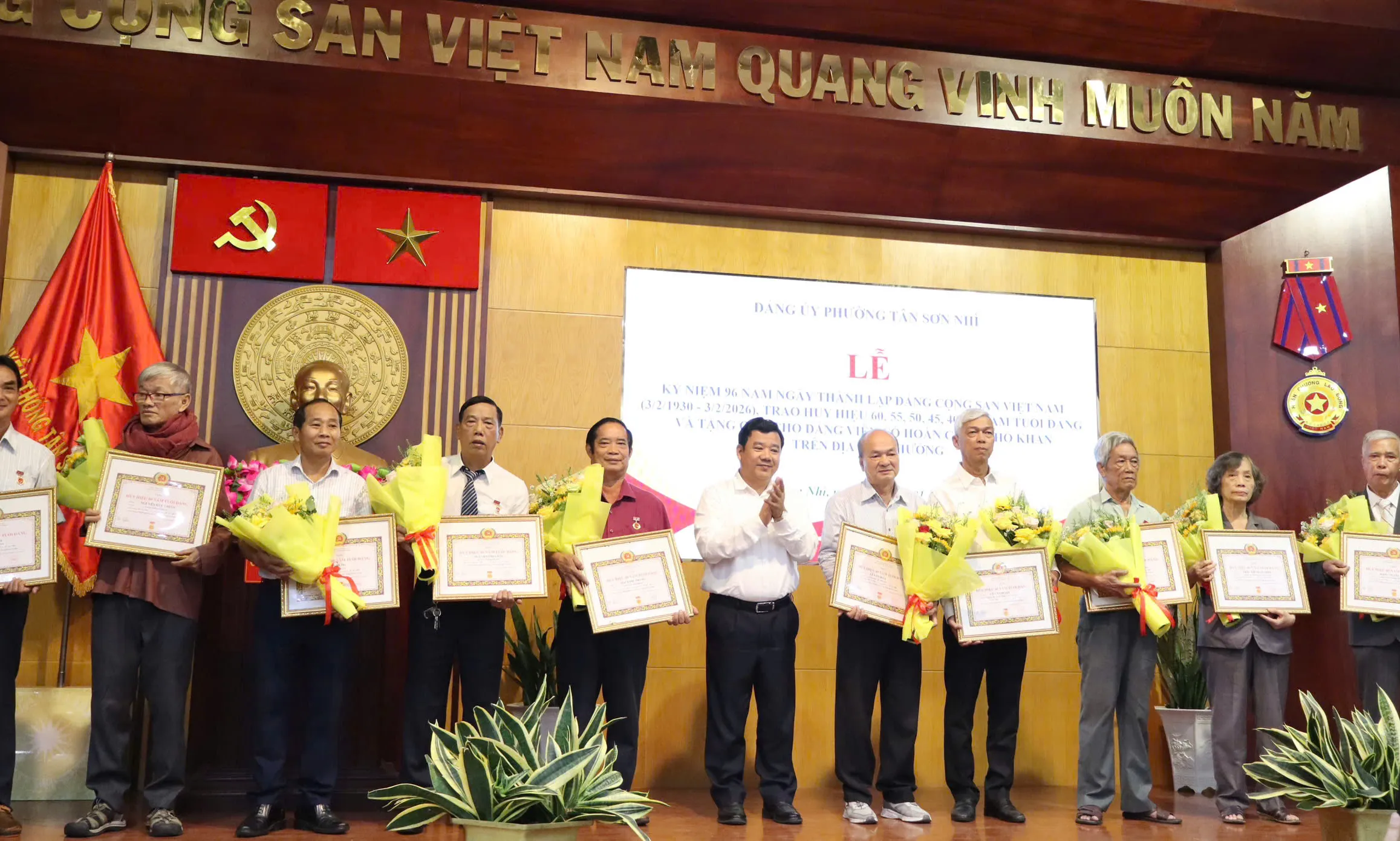 Chung tay chăm lo đời sống cho đảng viên khó khăn