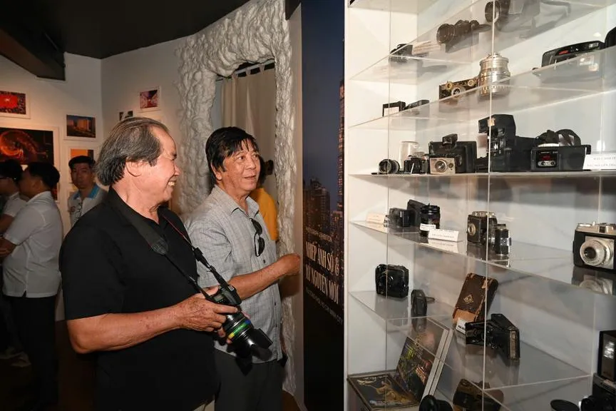 khach-tham-quan-thich-thu-voi-hinh-anh-vat-dung-tai-nha-trien-lam_20260127075044