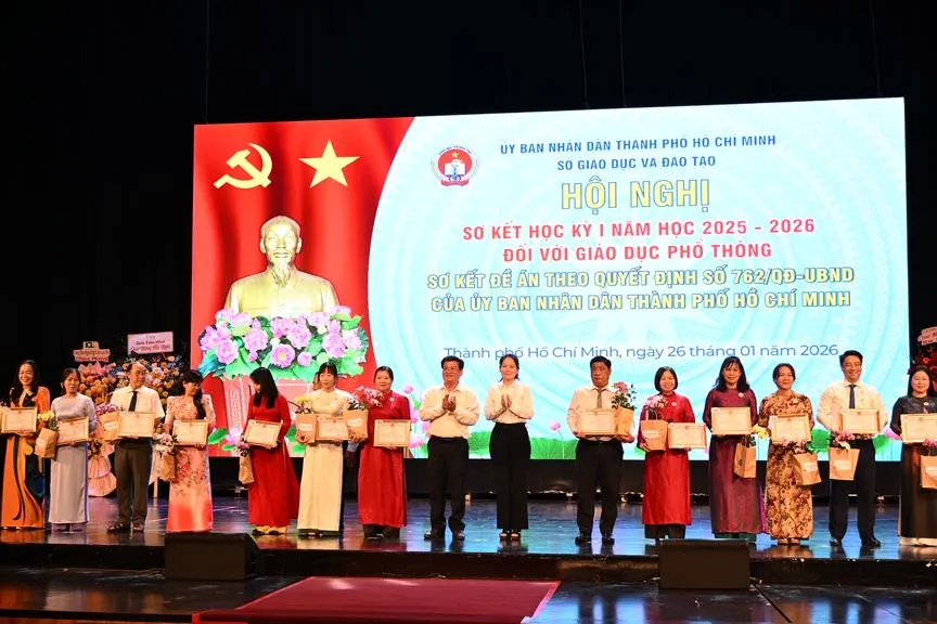 khen-thuong-cac-tap-the-co-thanh-tich-xuat-sac-trong-thuc-hien-de-an-762_20260126193544