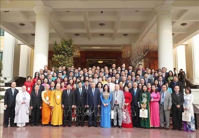 tong-bi-thu-to-lam-va-dai-bieu-chup-anh-chung-voi-kieu-bao-tieu-bieu-tham-du-chuong-trinh-xuan-que-huong-nam-2025-anh-ttxvn_20260127125404