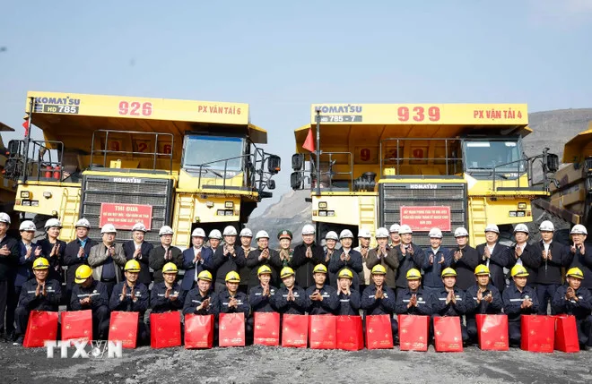 tong-bi-thu-to-lam-gap-mat-chuc-tet-cong-nhan-nganh-than-tai-quang-ninh-8553607-3