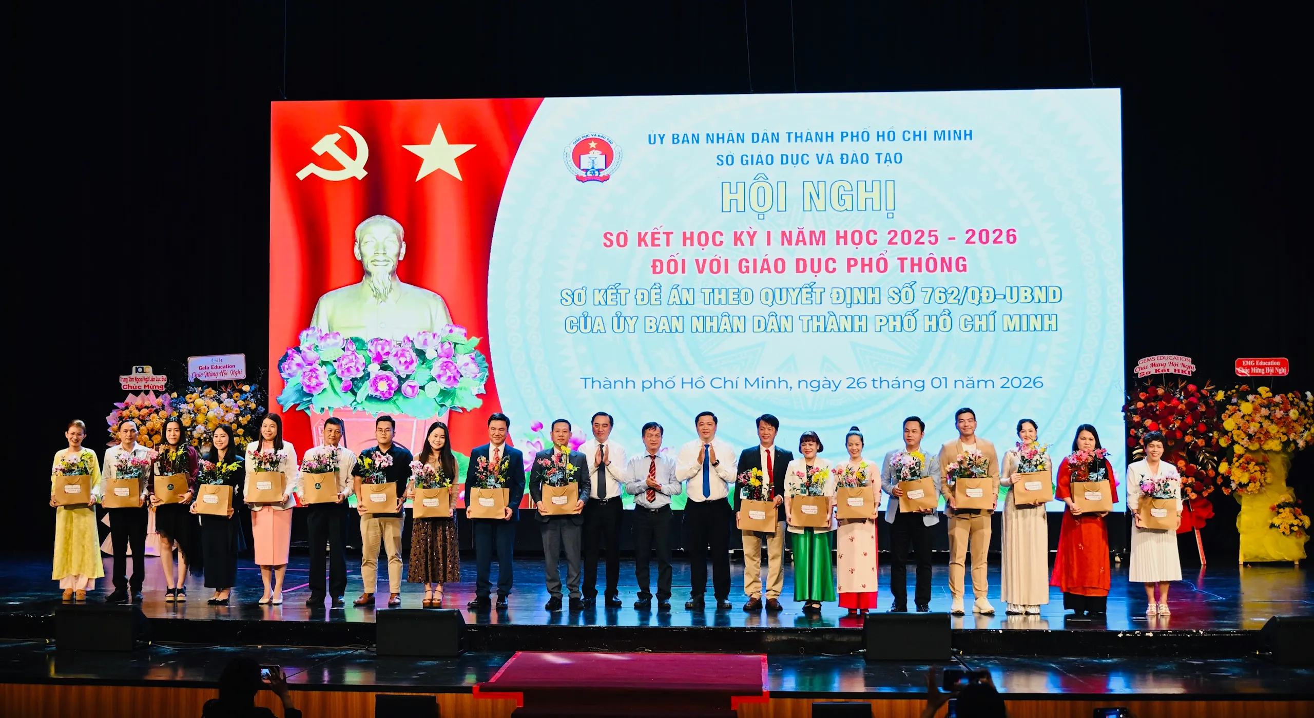 Trao quà cho các đơn vị đồng hành