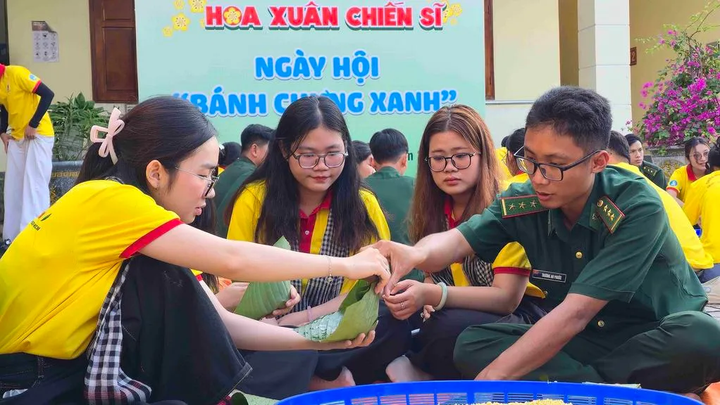 doan-vien-thanh-nien-cung-goi-banh-chung-xanh-tang-can-bo-chien-si-bien-phong_20260128103617