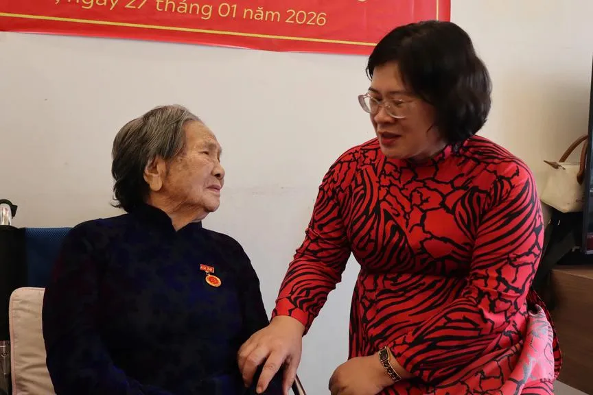 ba-van-thi-bach-tuyet-an-can-tham-hoi-dang-vien-pham-thi-hoi_20260127212641