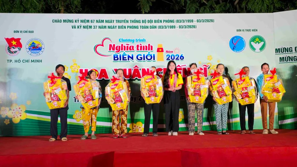 cac-don-vi-dong-hanh-tang-qua-tet-cho-cac-gia-dinh-co-hoan-canh-kho-khan_20260128103617