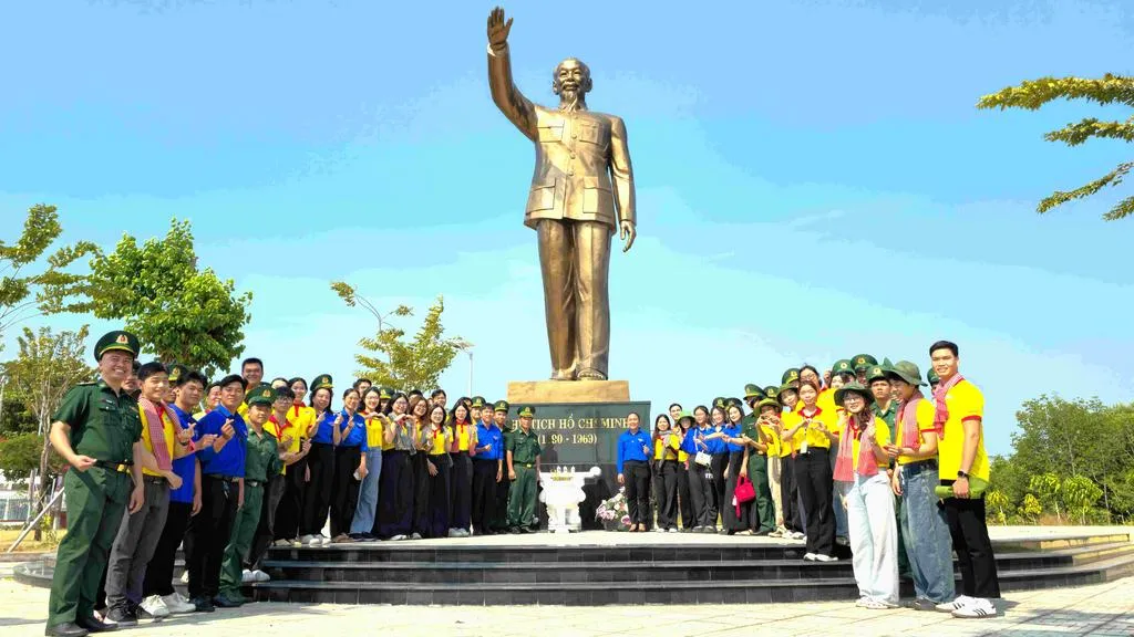 tuoi-tre-thanh-pho-ho-chi-minh-to-chuc-le-dang-huong-dang-hoa-tai-den-tho-cac-anh-hung-liet-si-chien-khu-rung-sac_20260128103618
