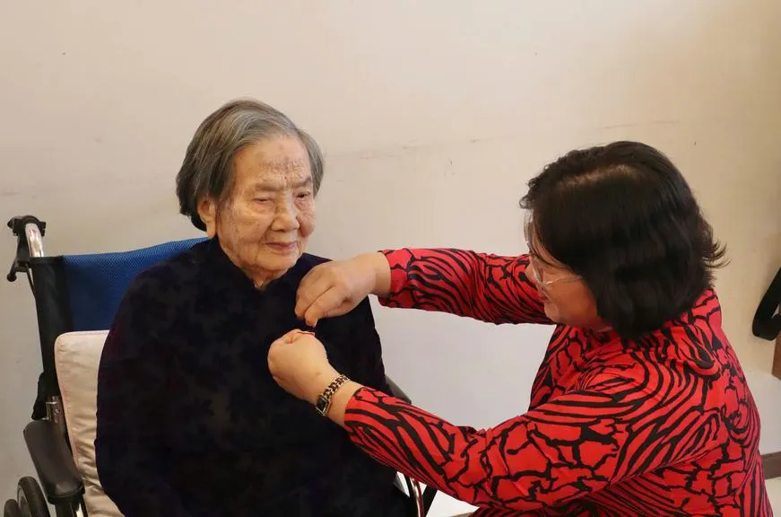 pho-bi-thu-thanh-uy-tphcm-trao-huy-hieu-dang-cho-dang-vien-pham-thi-hoi_20260127212641