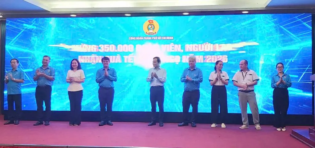 lanh-dao-thanh-pho-cung-nld-thuc-hien-nghi-thuc-bam-nut-chuyen-tien-tang-tet-cua-thanh-pho-vao-tai-khoang-nld_20260127214717