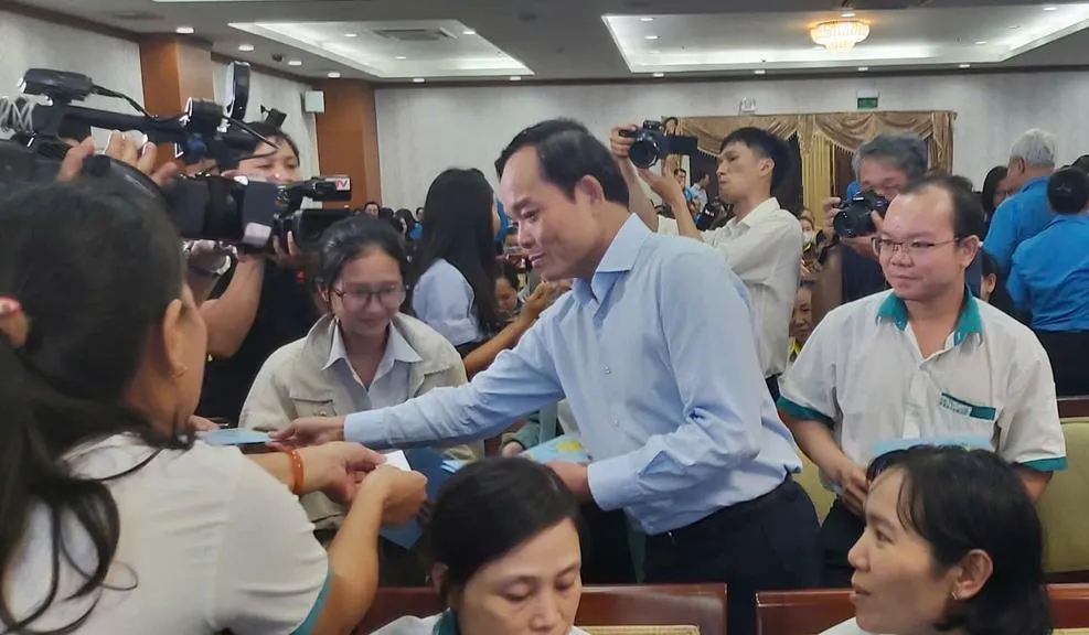 bi-thu-thanh-uy-tphcm-tran-luu-quang-li-xi-cho-nguoi-lao-dong_20260127214626