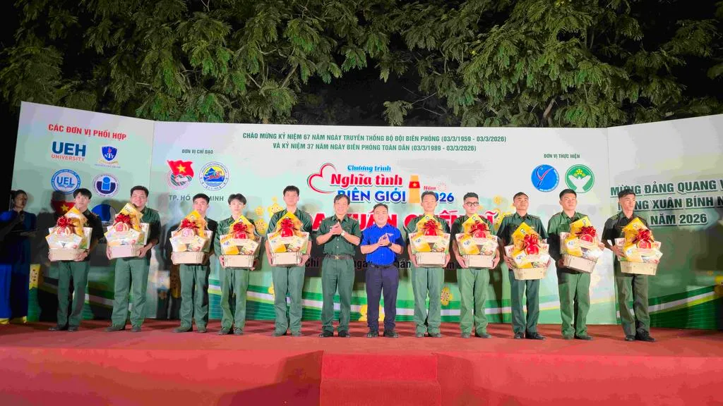 cac-don-vi-dong-hanh-tang-qua-tet-cho-can-bo-chien-si-bo-doi-bien-phong-thanh-pho_20260128103618