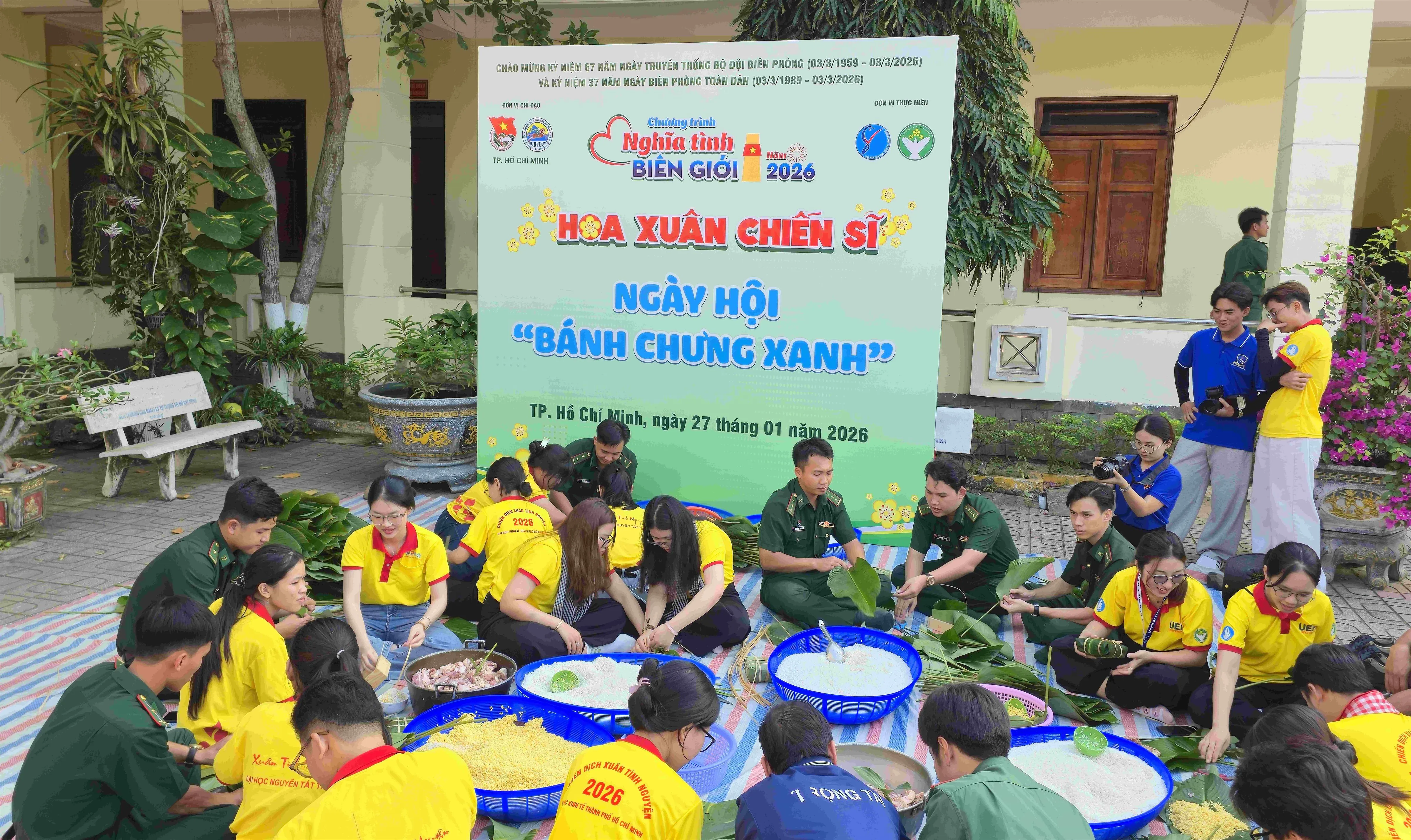 Đoàn viên, thanh niên cùng gói bánh chưng