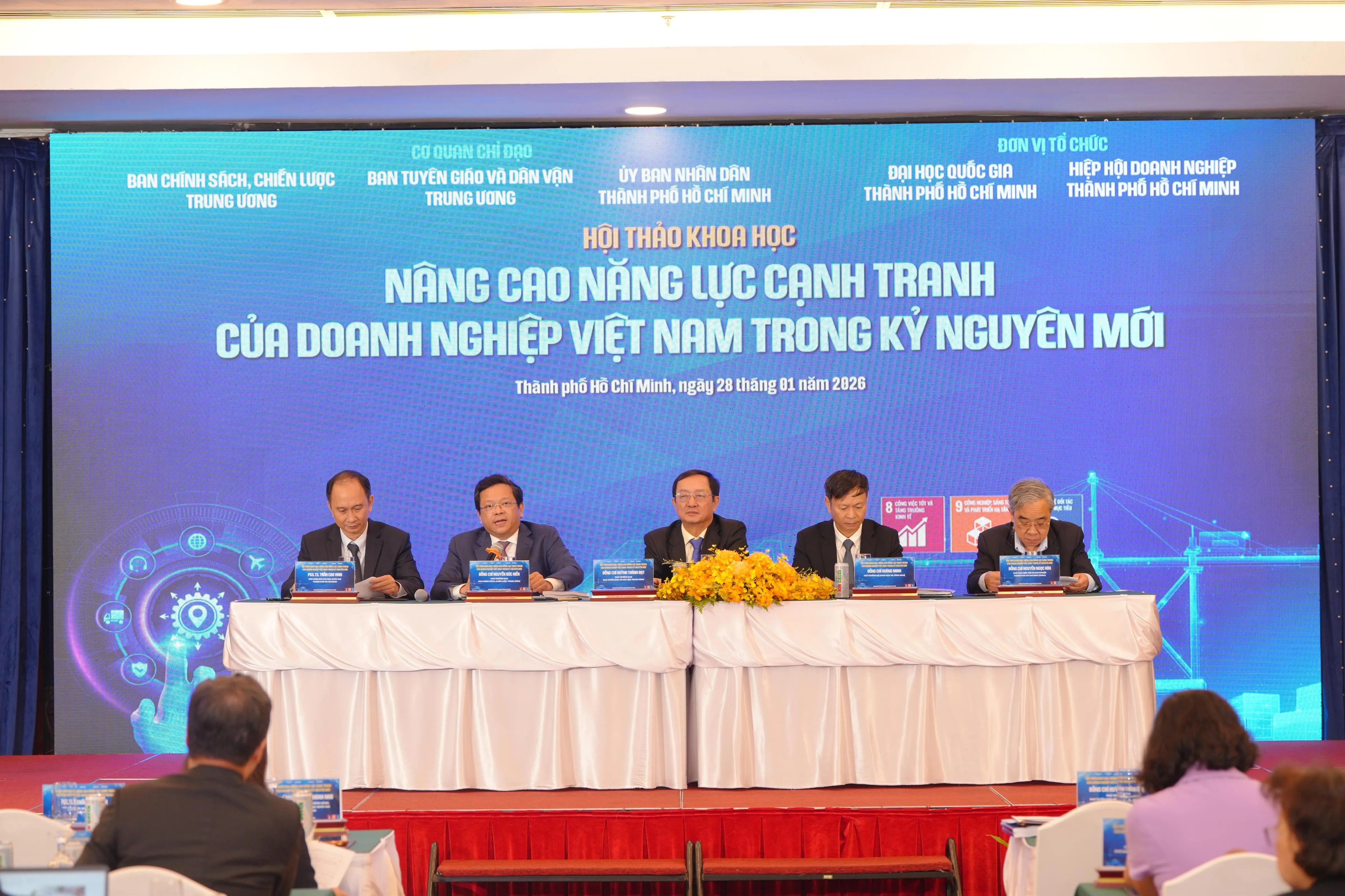 Hội thảo thảo quy tụ hơn 300 đại biểu là lãnh đạo Trung ương, bộ, ngành, doanh nghiệp, các chuyên gia cùng tham dự