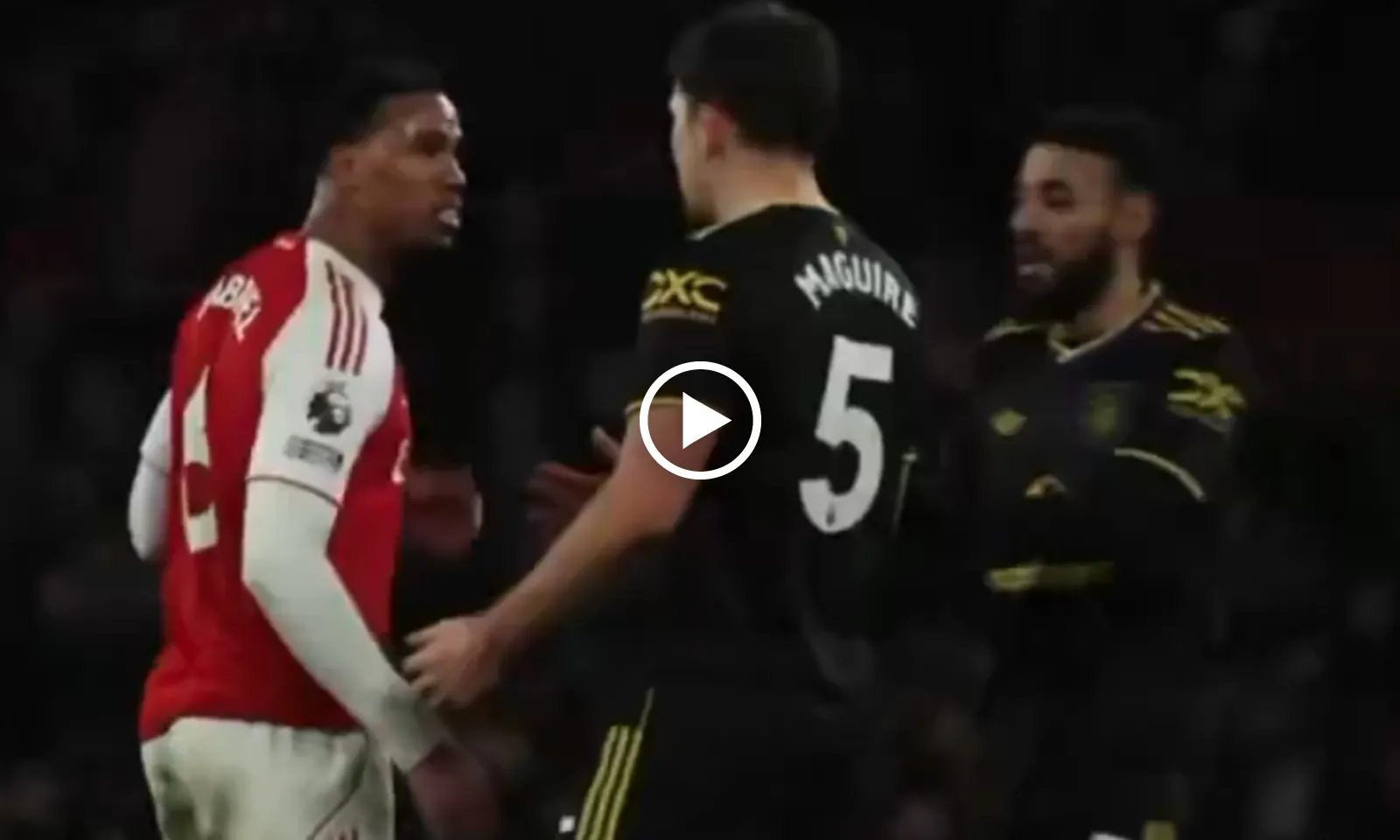 VIDEO: Trụ cột Arsenal từ chối bắt tay, Maguire tức giận xô đẩy 