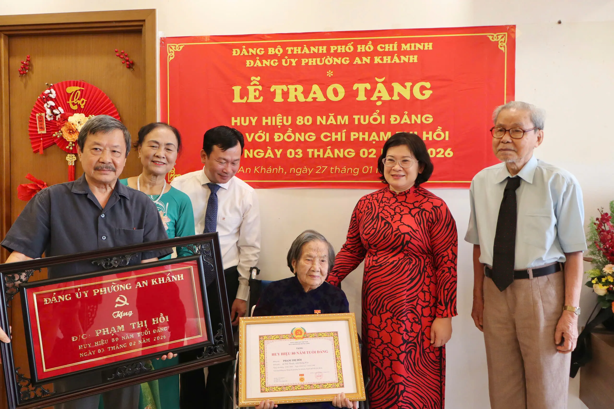 Trao huy hiệu 80 năm tuổi Đảng