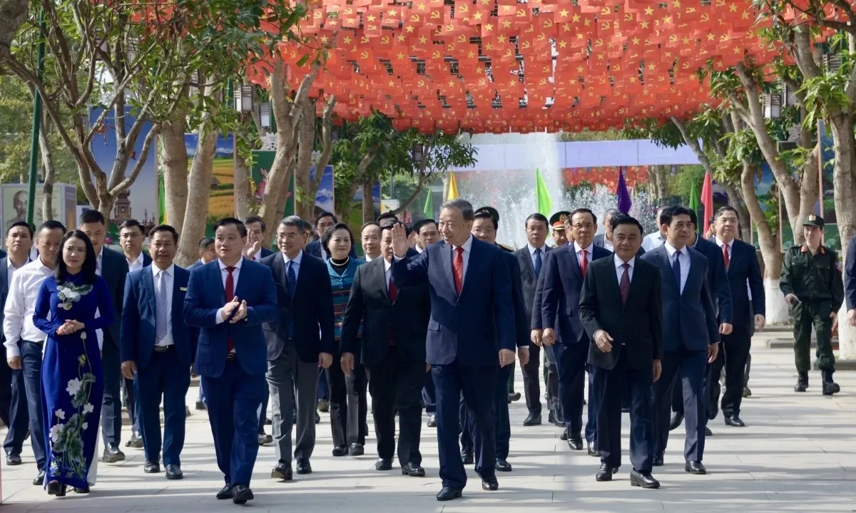 Tổng Bí thư Tô Lâm dâng hương tưởng niệm Chủ tịch Hồ Chí Minh tại Nghệ An