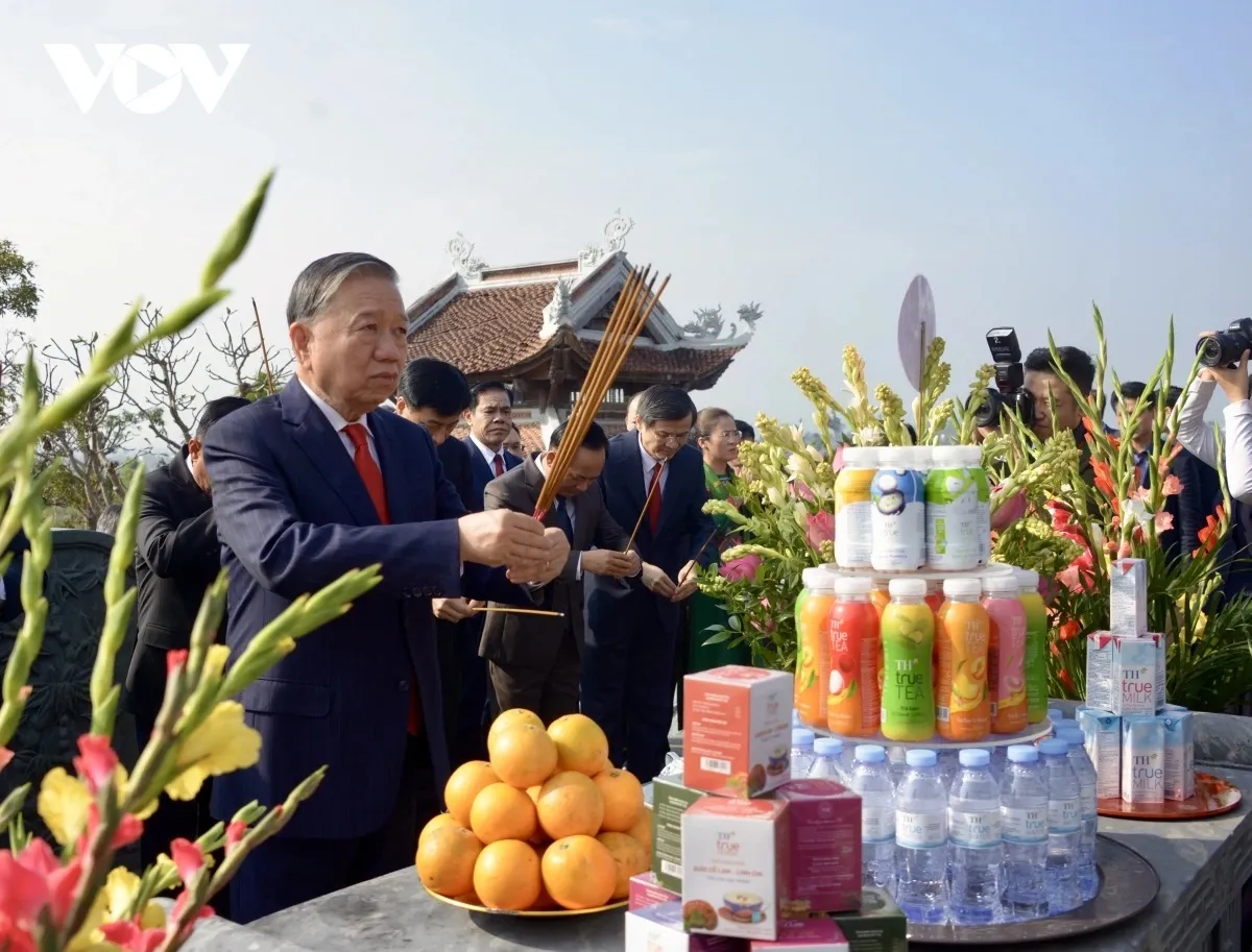 TBT TÔ LÂM thăm đền chung sơn