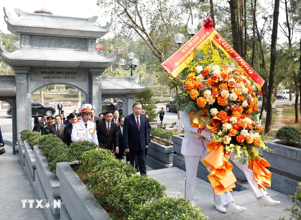 tong-bi-thu-to-lam-va-doan-cong-tac-trung-uong-dang-hoa-dang-huong-nha-bia-tuong-niem-cac-anh-hung-liet-si-thanh-nien-xung-phong-toan-quoc-8561189-1