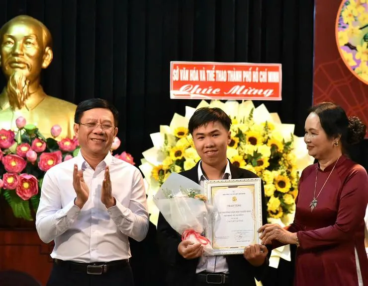 trao-giai-thuong-cho-tac-gia-tre-cao-viet-quynh_20260129170925