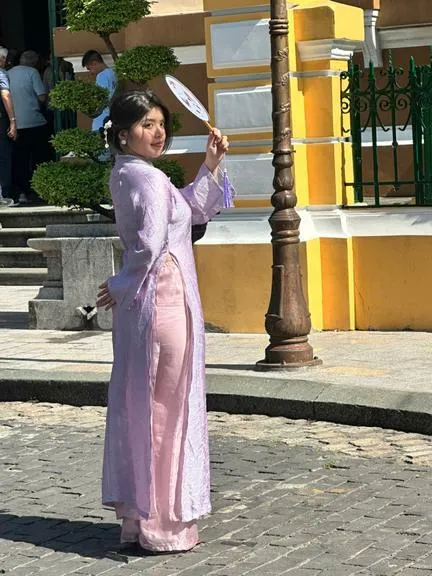 Giới trẻ TPHCM rộn ràng diện áo dài, lưu giữ sắc xuân qua từng khung hình