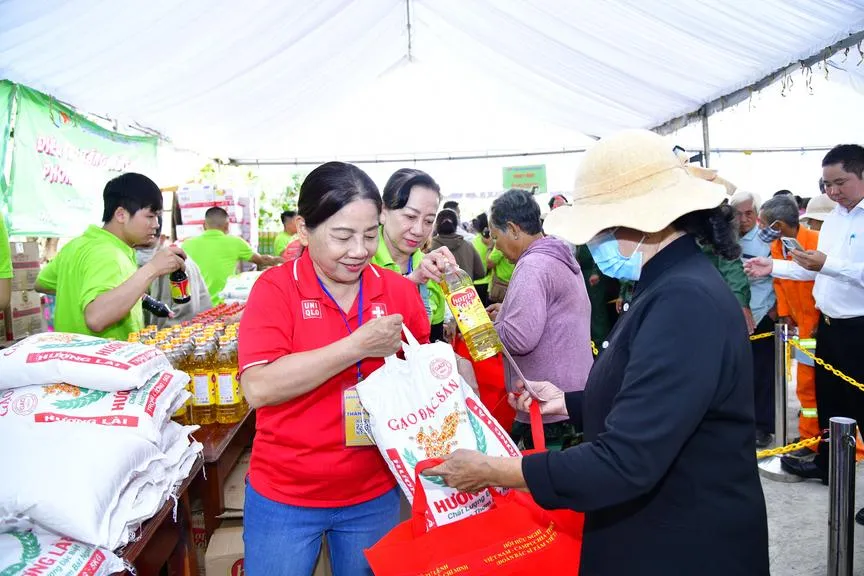 Chương trình “Tết quân dân” trao tặng 1.000 phần quà tại 4 xã vùng biển Cần Giờ