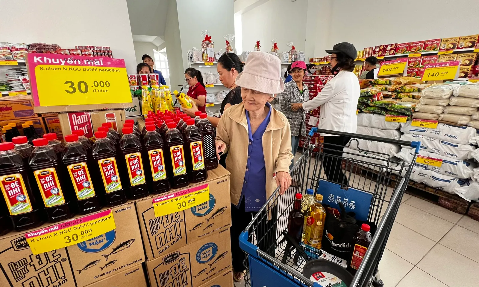 Hơn 2,8 tỷ đồng trao tặng cho người dân có hoàn cảnh khó khăn