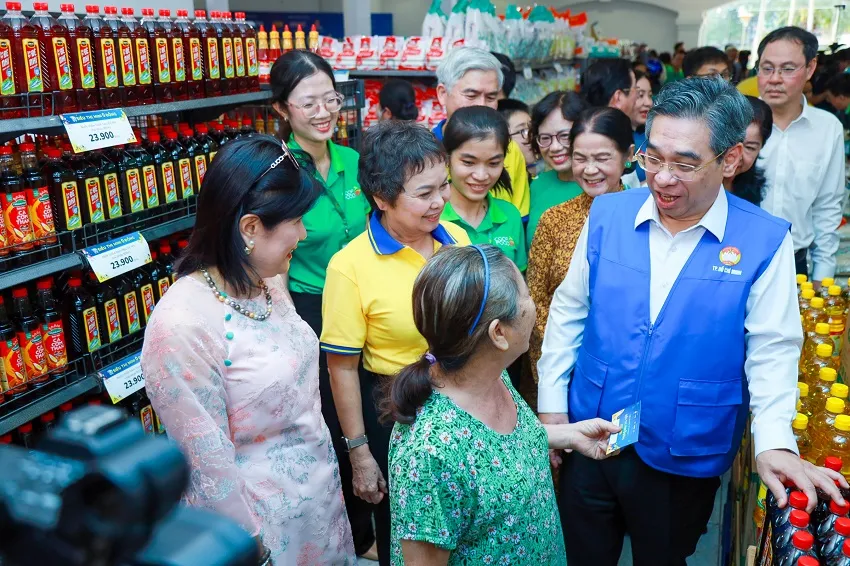 1 Ông Nguyễn Phước Lộc - Chủ tịch UB MTTQ TP.HCM (áo xanh dương) có mặt tại siêu thị mini 0 đồng