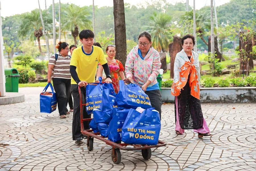 3 Nhiều phần quà góp phần động viên tinh thần để bà con đón Tết an vui, đủ đầy và đầm ấm hơn