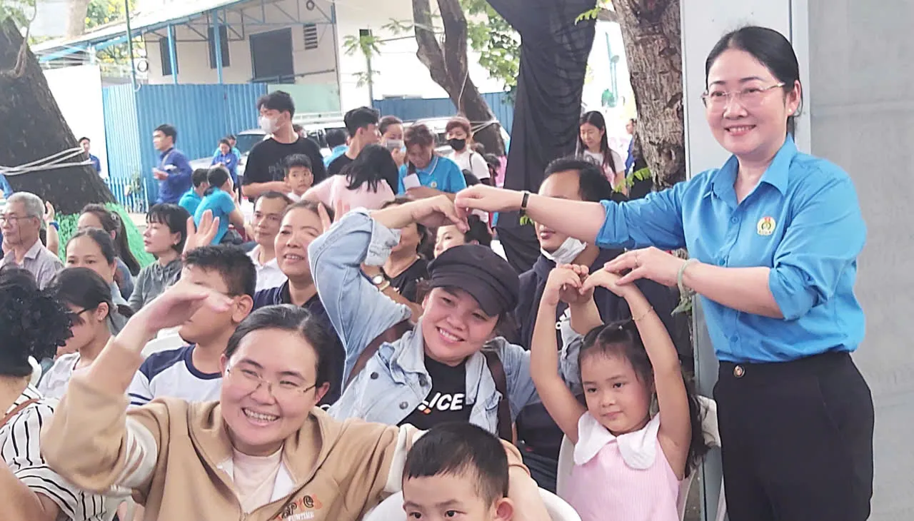 Bà Nguyễn Thị Kim Loan, PCT LĐLĐ TPHCM vui chơi cùng các gia đình