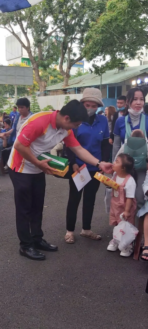 Đại diện nhà tài trợ tặng quà cho các cháu