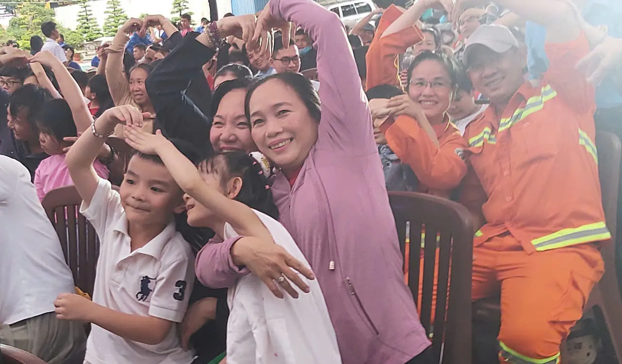 Gia đình tham gia các trò chơi trong ngày hội