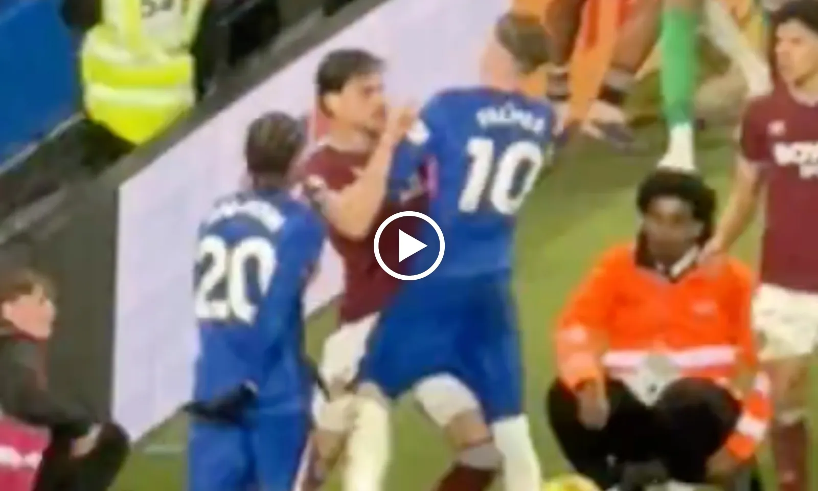 VIDEO: Palmer không còn hiền, xô mạnh đối thủ bảo vệ đồng đội Chelsea