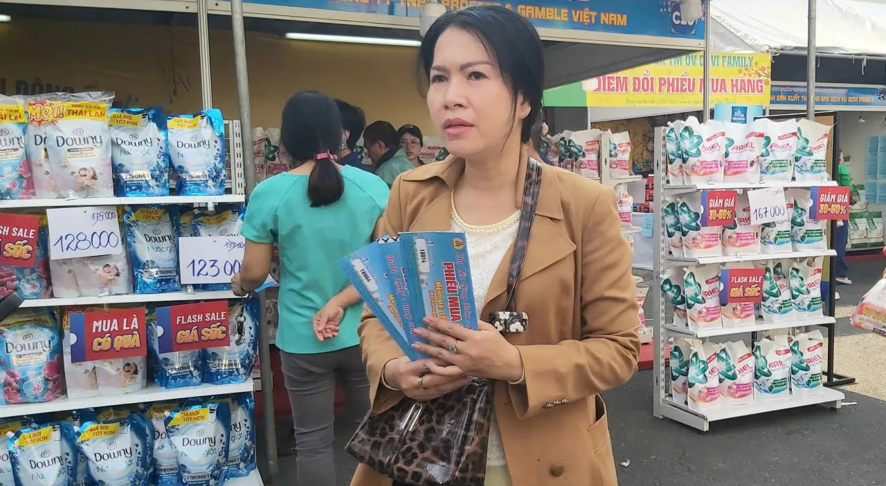 Bà Linh Lan vui mừng nhận phiếu mua hàng